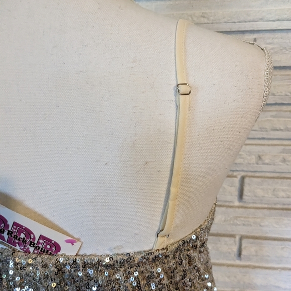 Sequined two-piece skirt and crop top size small - Picture 9 of 9